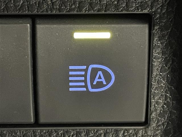 【オートマチックハイビーム（AHB）】フロントウインドウガラス上部に設置された前方カメラにより、前方車両のランプや街路灯などの明るさを判定し、自動的にハイビームとロービームを切り換えてくれます！