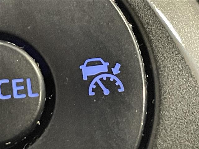 【レーダークルーズコントロール】アクセルを踏まなくても、設定した速度で走行できます！先行車との車間距離を適切に維持する追従走行の機能も有しています。機能には限界があるためご注意ください。