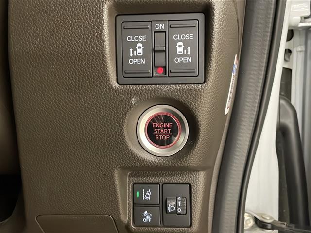 【運転席操作部】『運転席周辺の装備』の画像になります。快適なドライブを楽しむための機能が装備されています！運転席から触れるので使いやすいです！