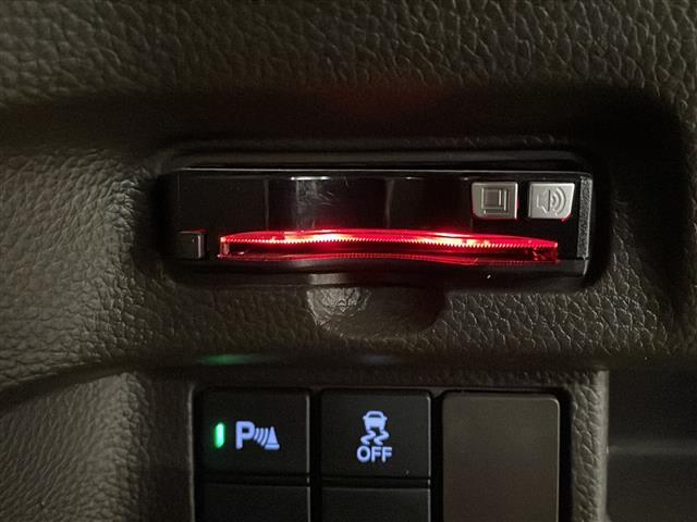 【ETC】有料道路を利用する際に料金所で停止することなく通過できる、ETC車載器（ノンストップ自動料金収受システム機器）が装備されています。セットアップを行うことで利用可能になります。