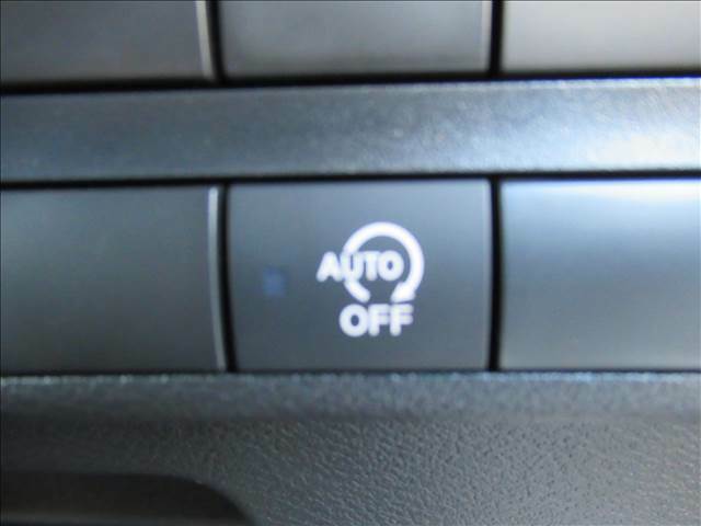 【アイドリングストップ】信号待ち等の間に一時停止した際にエンジンをストップする機能です。燃費が抑えられますし、環境への配慮、騒音の防止に繋がります。
