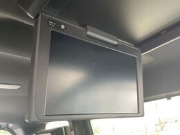 【フリップダウンモニター】大画面モニターで後席でもエンタメをお楽しみいただけます。小さなお子様にも大人気の装備です♪