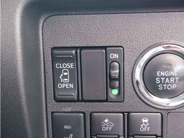 ★電動パワースライドドア装備車★　ドアハンドルを引けば自動でスライドドアが開閉します！　リモコンキーからも遠隔操作でき、両手がふさがっていても簡単に開閉できます！