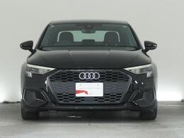 AUDIの特徴シングルフレームグリルは力強さとエレガントな雰囲気を醸し出します。