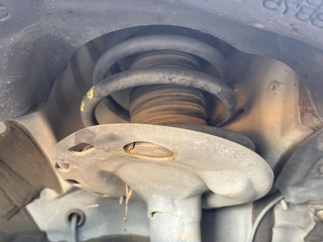 お車を安心してお乗りいただく為には、足回りの定期点検が欠かせません。サービスサポート（有償保証）では無料点検もご提供しており、安心のカーライフをお過ごしいただけるサポート体制が整っています。