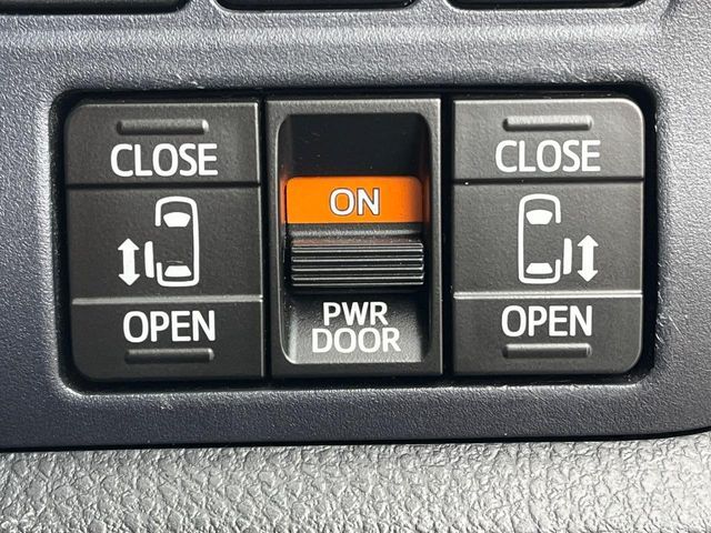 【両側パワースライドドア】スマートキーや運転席のスイッチで後席両側スライドドアの開閉が可能♪電動だから力を入れてドアを開ける必要が無く、小さなお子様でも簡単に開け閉めでき快適です♪