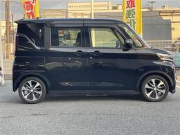 【右】商談ルームには「キッズスペース」を完備しています。DVD、ブロック、絵本、おままごとセット。お子様連れでも、ゆっくりとお車をお選びいただけます！