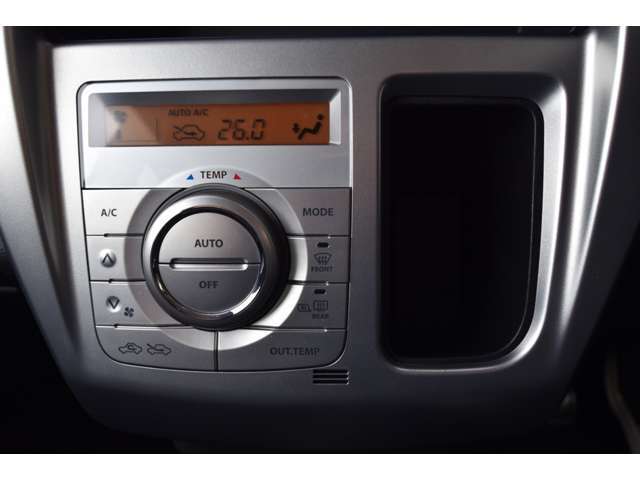 オートエアコン装備　設定した室温に自動的に保ってくれるエアコンです。従来のマニュアルエアコンに比べて調整の頻度が少なくて済みます