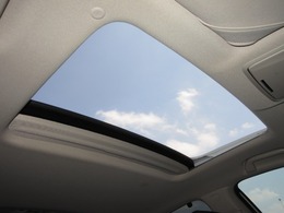 サンルーフ付きです。昼は気持ちよい風を取り入れたり、シェードを開けておくことにより車内が明るくなります。夜はシートを倒せば流れ星が流れたり星がたくさん見えるかも・・わくわくする装備ですね！