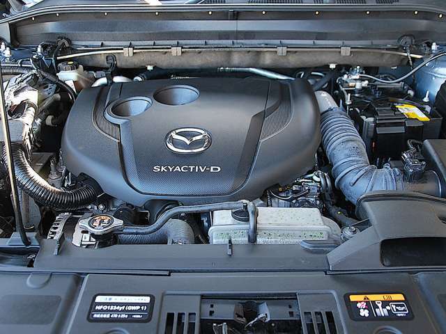 レベルアップされたSKYACTIV-D2.2を搭載。振動騒音対策にも「ナチュラル・サウンド・スムーザー」「ナチュラル・サウンド・周波数コントロール」など新しい技術が採用されています。