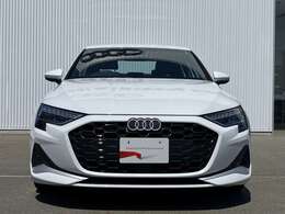 日本人デザイナーの発案によって2005年から採用されている、「シングルフレームグリル」。ひと目でAudiとわかる象徴的なデザインはAudiのブランドイメージを確立しています。