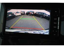 【バックモニター】　シフトをリバースに入れれば、車内のモニターに後方の様子を映し出します車を駐車する際やバックをするときに便利です