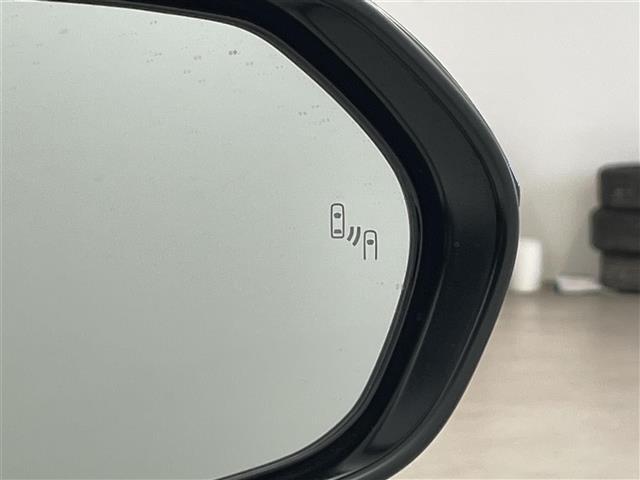 【ブラインドスポットモニター（BSM）】ドアミラーでは確認しにくい、後側方エリアに存在するクルマや、急接近してくるクルマを感知してお知らせすることで、不意の衝突を回避をサポートします！