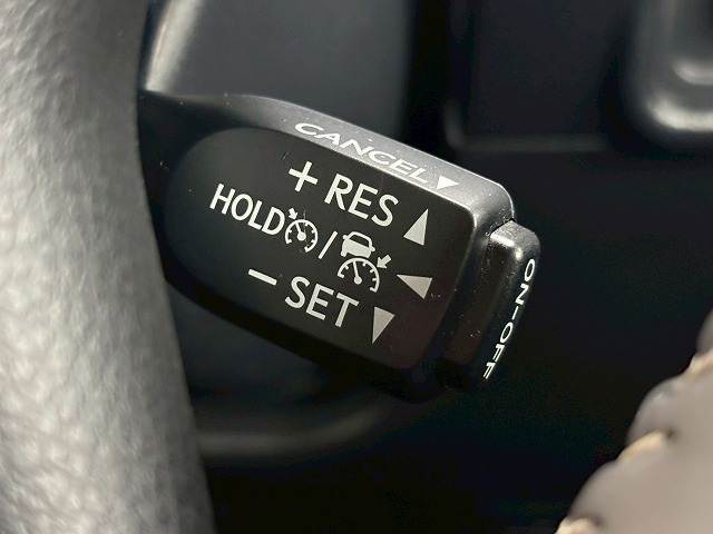 【レーダークルーズコントロール】装備車両です。レーダーやカメラを使って前を走るクルマの状況を検知して速度を調整してくれます。遠距離ドライブの高速道路などでは大活躍で疲労軽減に役立ちます。