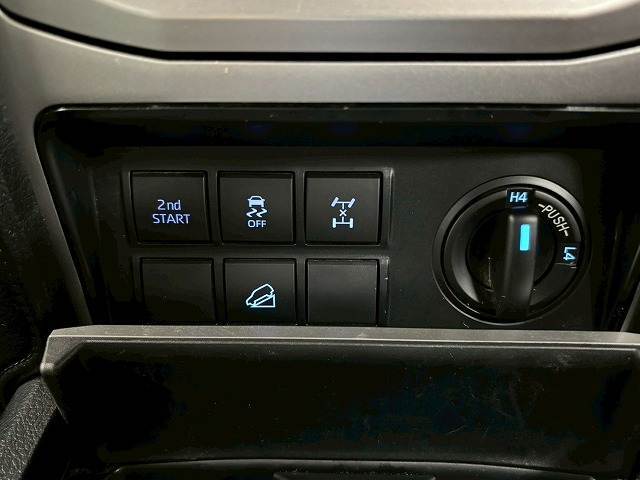 【ダウンヒルアシストコントロール】スイッチひとつで降坂時の車速を低車速にキープしてくれます。安定走行をサポートすることで急な下り坂での不安を解消します。
