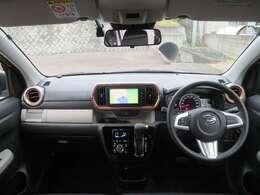 インパネ上部にナビが付いており、視認性◎です。差し色のオレンジもおしゃれです。