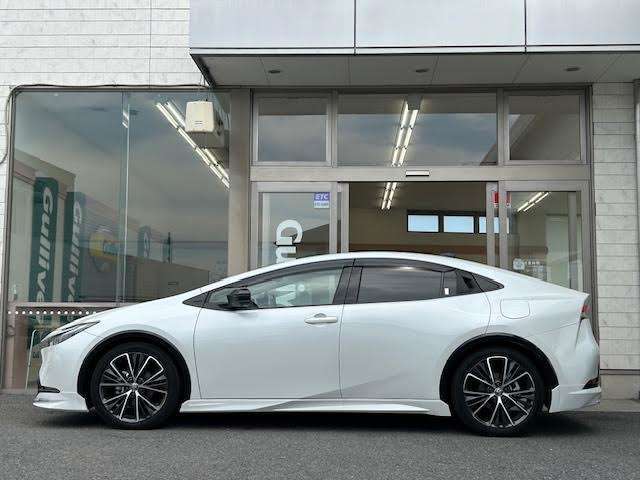 【左】当社基準による調査の結果、修復歴車と判断された車両は一部店舗を除き、販売を行なっておりません。万一、納車時に修復歴があった場合にはご契約の解除等に応じます。