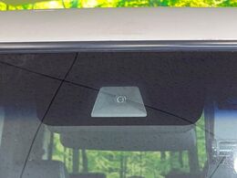 【ホンダセンシング】走行中に前方の車両等を認識し、衝突しそうな時は警報とブレーキで衝突回避と被害軽減をアシスト。より安全にドライブをお楽しみいただけます。