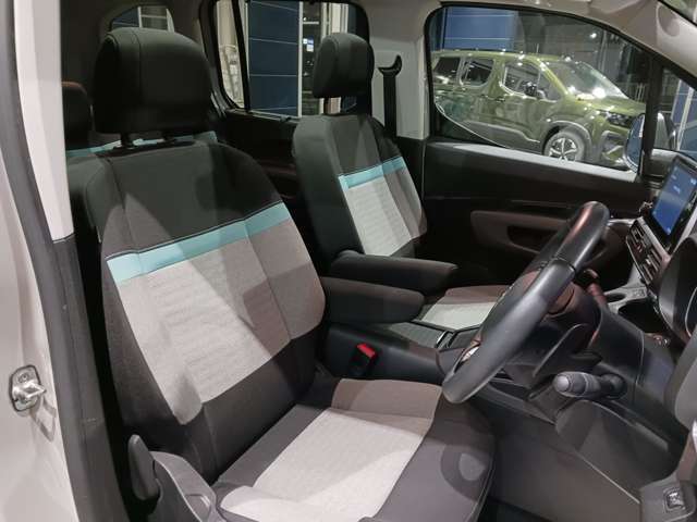長時間の運転にも疲れにくいしっかりとしたシートになります。