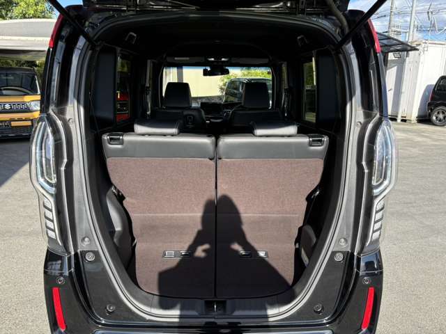 ★トランクからの一枚です★2列目を倒せば荷物も沢山積み込めます(^^)内装は、専任のスタッフが真心込めて丁寧に仕上げをしておりますので、ピカピカに仕上がっております。