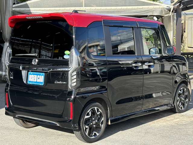 ★右斜め後ろからの一枚です★納車前にはバッチリ仕上げをしてご納車しております！商談時に小キズや線キズなど気になる所があればお気軽にご相談下さい♪内装の写真も是非ご覧ください♪