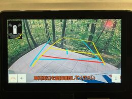 【バックカメラ】駐車時に後方がリアルタイム映像で確認できます。大型商業施設や立体駐車場での駐車時や、夜間のバック時に大活躍！運転スキルに関わらず、今や必須となった装備のひとつです！