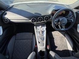 ●【認定中古車】Audi専門のテクニシャンが、100項目にもおよぶ精密な点検を実施。すべてをクリアしたAudi車のみが対象となります。●【認定中古車】Audi専門のテクニシャンが、100項目にもおよぶ