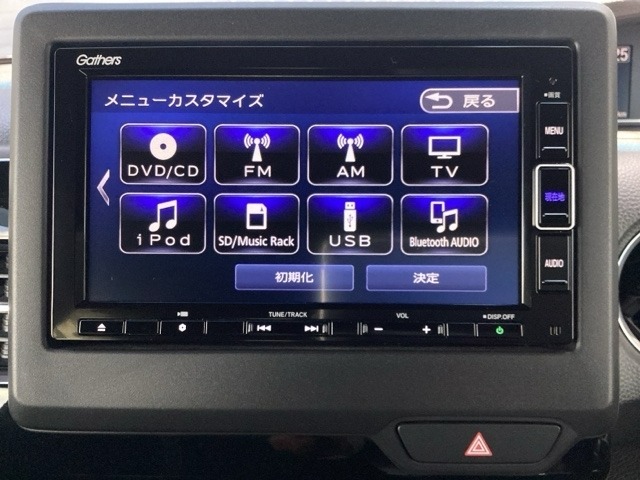 純正7インチナビ♪■フルセグTVやBluetoothで音楽が聴ける！■お手持ちのケータイから音楽を楽しむのにケーブルは抜き差し不要♪CDを入れ替える手間もなくなります！