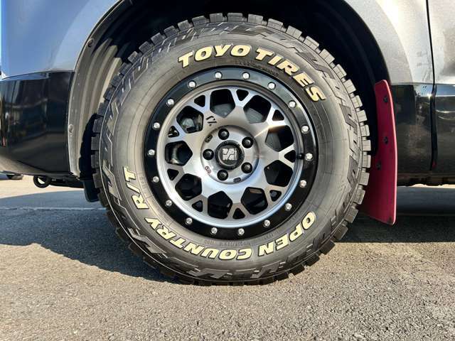 エクストリームJ16インチアルミホイール付きです。タイヤはTOYOオープンカントリータイヤです