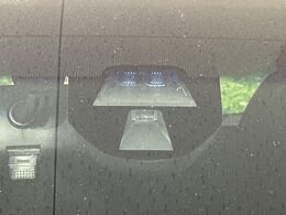 【シティブレーキアクティブシステム】低速走行中に前方の車両等を認識し、衝突しそうな時は警報とブレーキで衝突回避と被害軽減をアシスト。より安全にドライブをお楽しみいただけます。