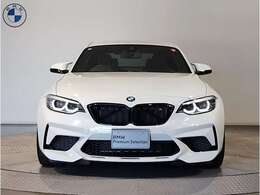 【キドニーグリル】BMWは約90年もの間、ほぼ全ての車両にひと目でBMWだと分かるこの特徴的なフロントグリルが備えられ、デザイン・アイコンとして親しまれてきました。