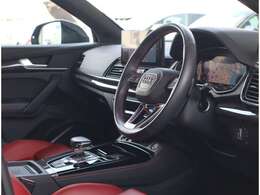 Audiのインテリアは厳選素材を緻密に作りこんだ美しい個々のパーツを、衝撃にも耐えうるよう丁寧に組み上げて、構成されています。見た目に美しく、そして機能的でもあること。これこそがAudiのインテリアの伝統です