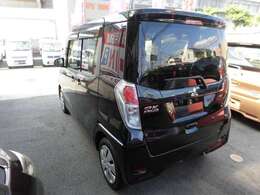 狭いスペースでも乗り降り楽々！スライドドアは、通常のドアに比べて、車のボディーに平行に開閉するので、通常のドアに比べ大きく開き、ボディーに平行に開くためドアを開けてもスペースをとりません。