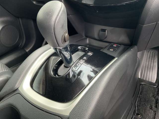 駐車ブレーキは電動式です。オートホールド機能付きで便利ですね