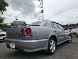 R34スカイラインでは、先々代R32と先代R33の中間程度のホイールベースが採用され、駆動方式はFR！！