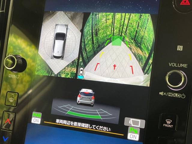 【マルチテレインモニター】車のフロントやサイドのカメラ画像を同時にモニター表示することで、悪路や狭い道を走行時でも周囲の状況確認ができ安心！本格SUVにうれしい装備です♪