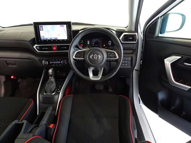 革巻きステアリングで快適な操作性の運転席です。