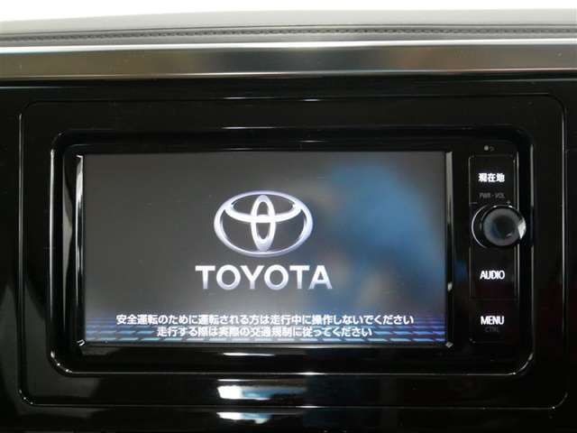 純正ナビを装備。タッチパネル式で使いやすく、お出かけもラクラクです。