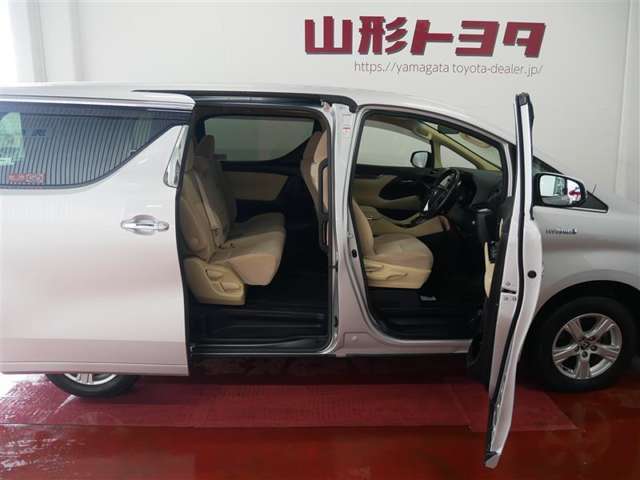 パワースライドドア付きだから、狭い駐車スペースなどでの 乗り降りラクラク！小さなお子さまのいるご家庭には嬉しい装備。