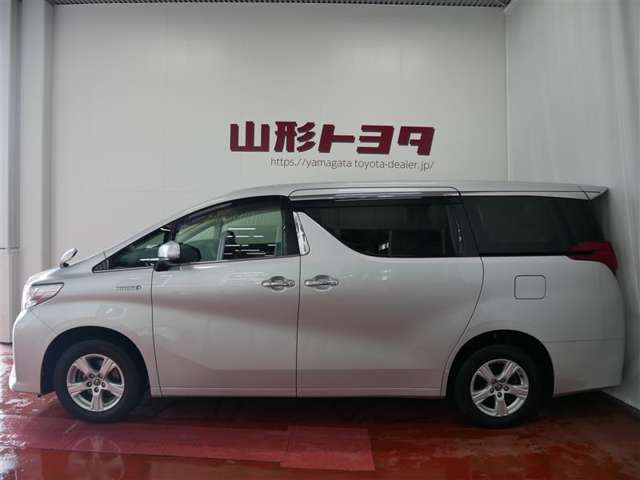 スライドドアは、通常のドアに比べて、車のボディに平行に開閉するので、開けてもスペースをとりません！狭いスペースでも乗り降り楽々です！
