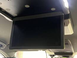 【フリップダウンモニター】大画面モニターで後席でもエンタメをお楽しみいただけます。小さなお子様にも大人気の装備です♪