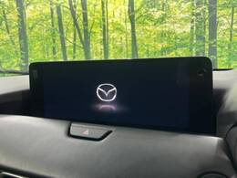 【マツダコネクトナビ】車内の雰囲気にマッチした一体型タイプのナビ。各種車輌設定やBluetooth再生等、様々な機能が楽しめます。直感的なダイヤル操作が可能で、使い勝手も良好です。