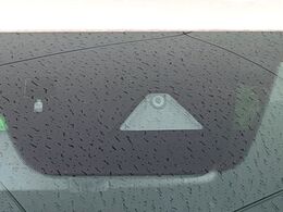 【スマートシティブレーキサポート】低速走行中に前方の車両等を認識し、衝突しそうな時は警報とブレーキで衝突回避と被害軽減をアシスト。より安全にドライブをお楽しみいただけます。