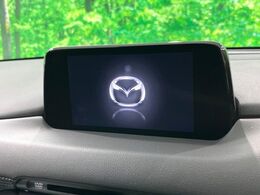 【マツダコネクトナビ】車内の雰囲気にマッチした一体型タイプのナビ。各種車輌設定やBluetooth再生等、様々な機能が楽しめます。直感的なダイヤル操作が可能で、使い勝手も良好です。