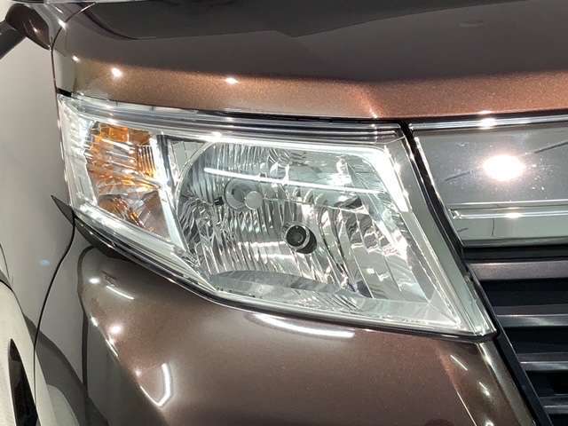 LEDヘッドライトは、点灯の瞬間から最大光量を発揮し、突然暗くなるトンネルなどでの安定感を高めます。
