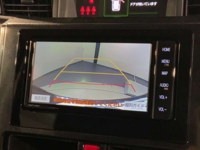 リバースギアに入れるだけで後方の表示へ切り替わります。夜間や雨の日の駐車も楽になりますよ。