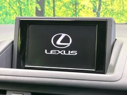 【メーカー純正ナビ】インテリアに溶け込むスタイリッシュな「専用設計」メーカーナビを装備♪視認性や操作性など基本性能にも優れ、より上質なカーライフをお楽しみいただけます。