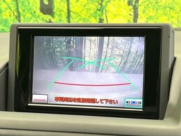 【バックカメラ】駐車時に後方がリアルタイム映像で確認できます。大型商業施設や立体駐車場での駐車時や、夜間のバック時に大活躍！運転スキルに関わらず、今や必須となった装備のひとつです！