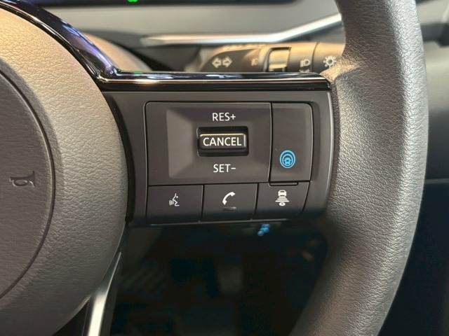 【アダプティブクルーズコントロール】高速走行時に前方のお車を追従してくれるので、長距離ドライブの疲労は大きく軽減されます。
