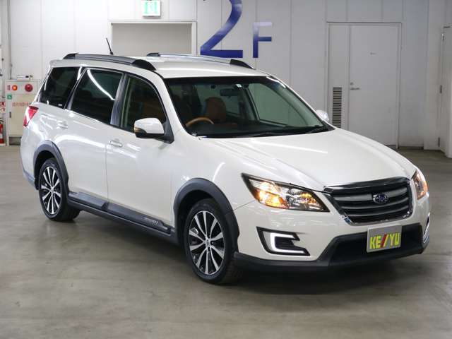 雨が降ってもゆったりと車選びができる全天候型立体展示場！エスカレーター完備！